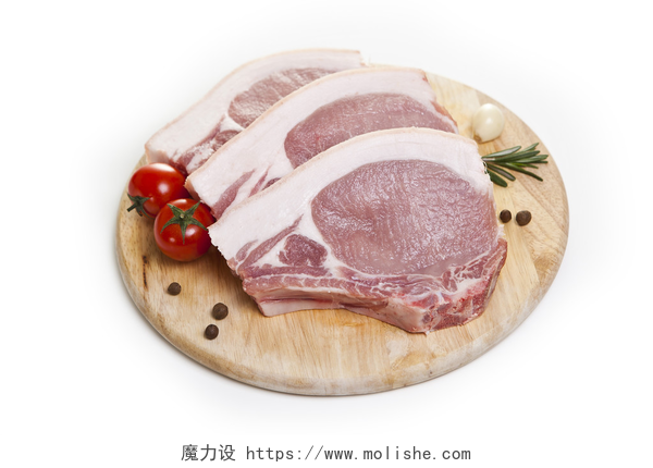 白色背景上菜板上的猪肉在白色背景上分离的生猪腰肉